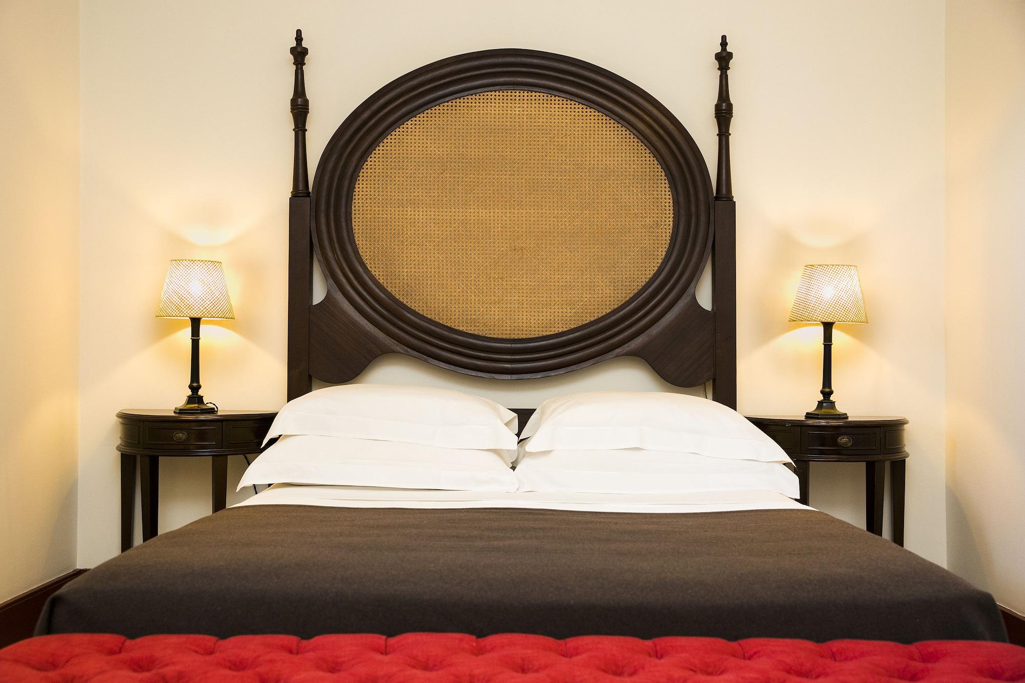 Pousada Mosteiro De Guimarães Esterno foto A bed with a headboard