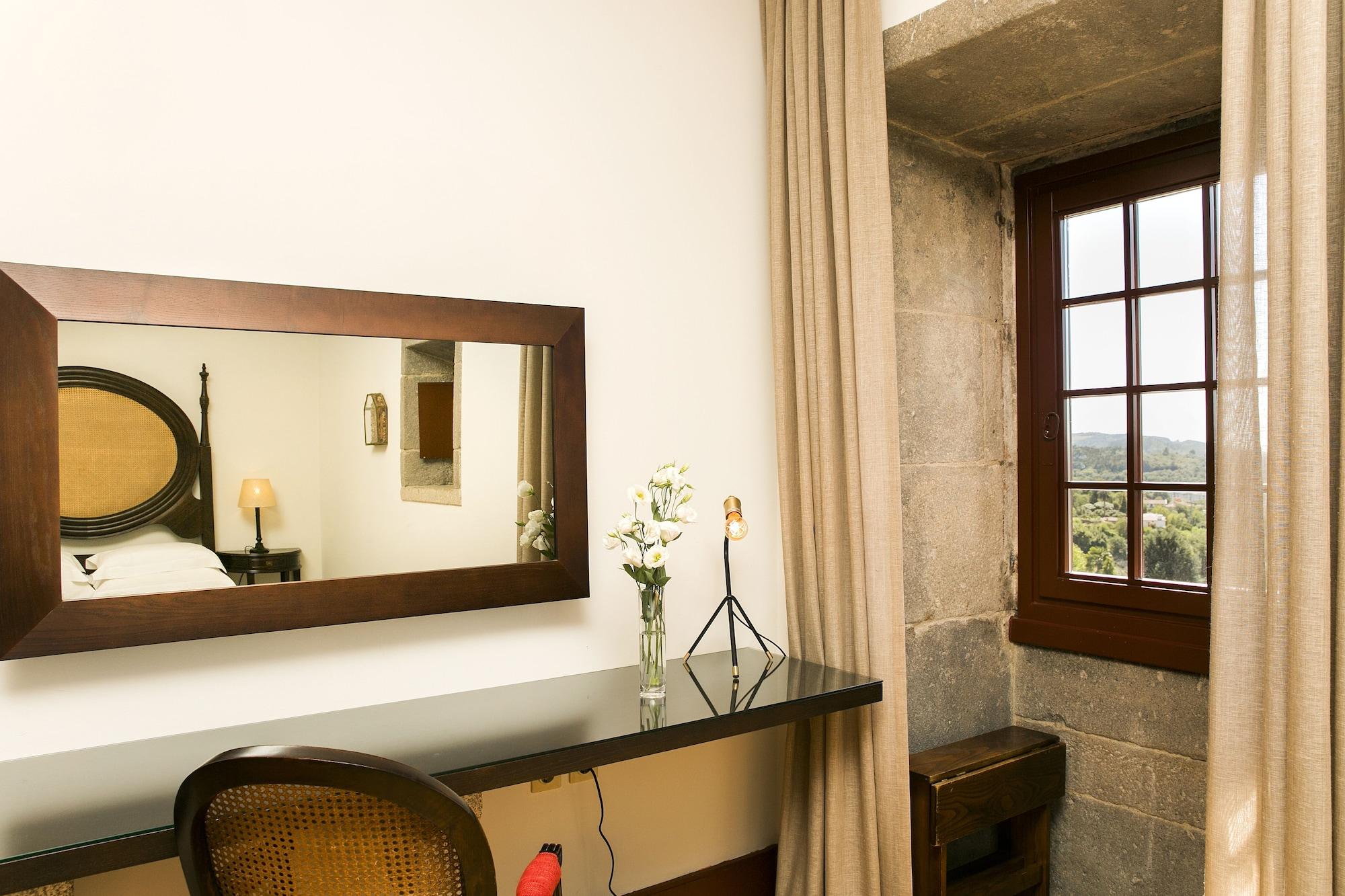Pousada Mosteiro De Guimarães Esterno foto A room at the hotel