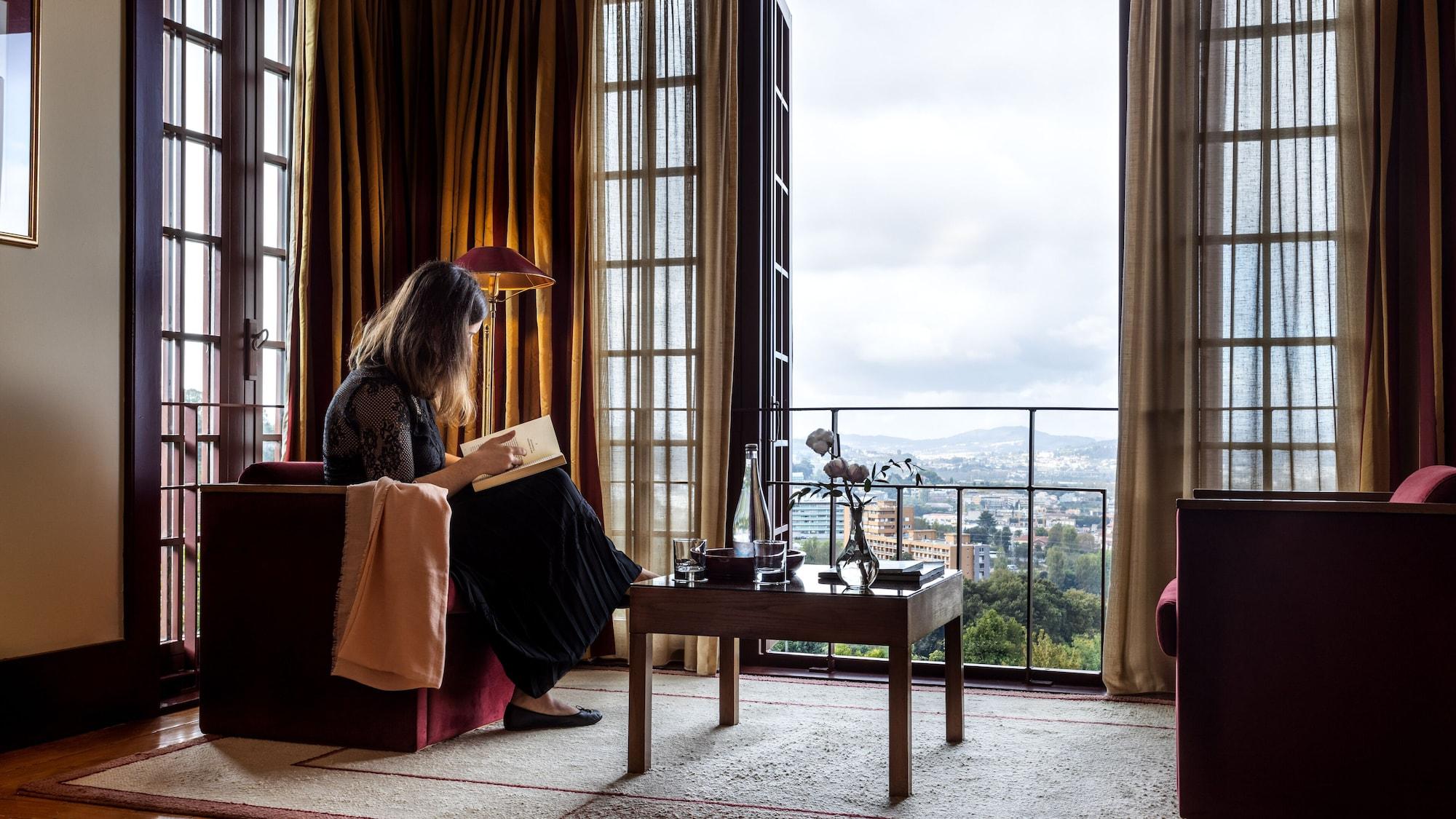 Pousada Mosteiro De Guimarães Esterno foto A woman reading in a room