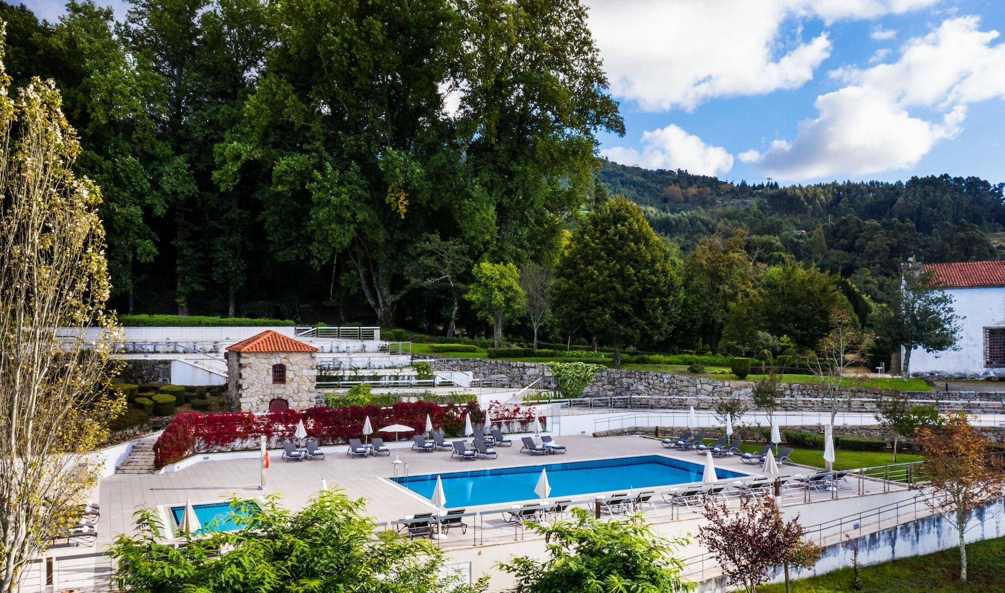 Pousada Mosteiro De Guimarães Esterno foto The swimming pool at the Pousada de Óbidos