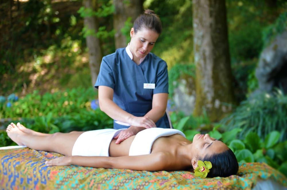 Pousada Mosteiro De Guimarães Esterno foto A massage therapist working on a client