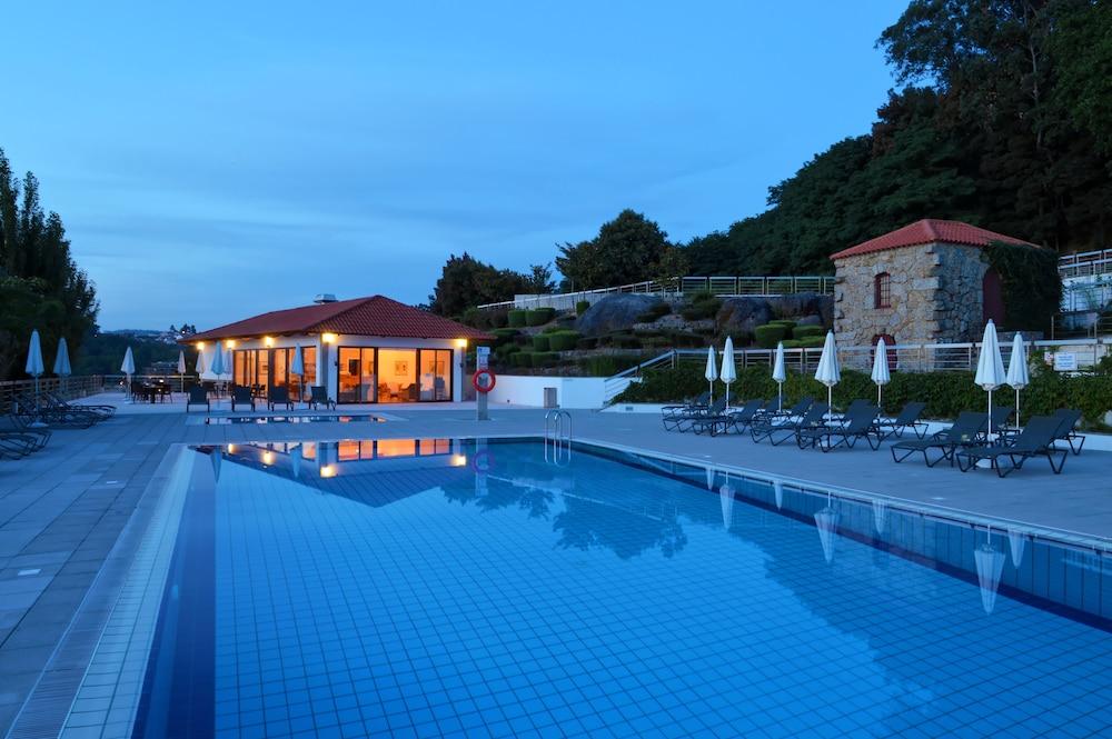 Pousada Mosteiro De Guimarães Esterno foto The swimming pool at the hotel