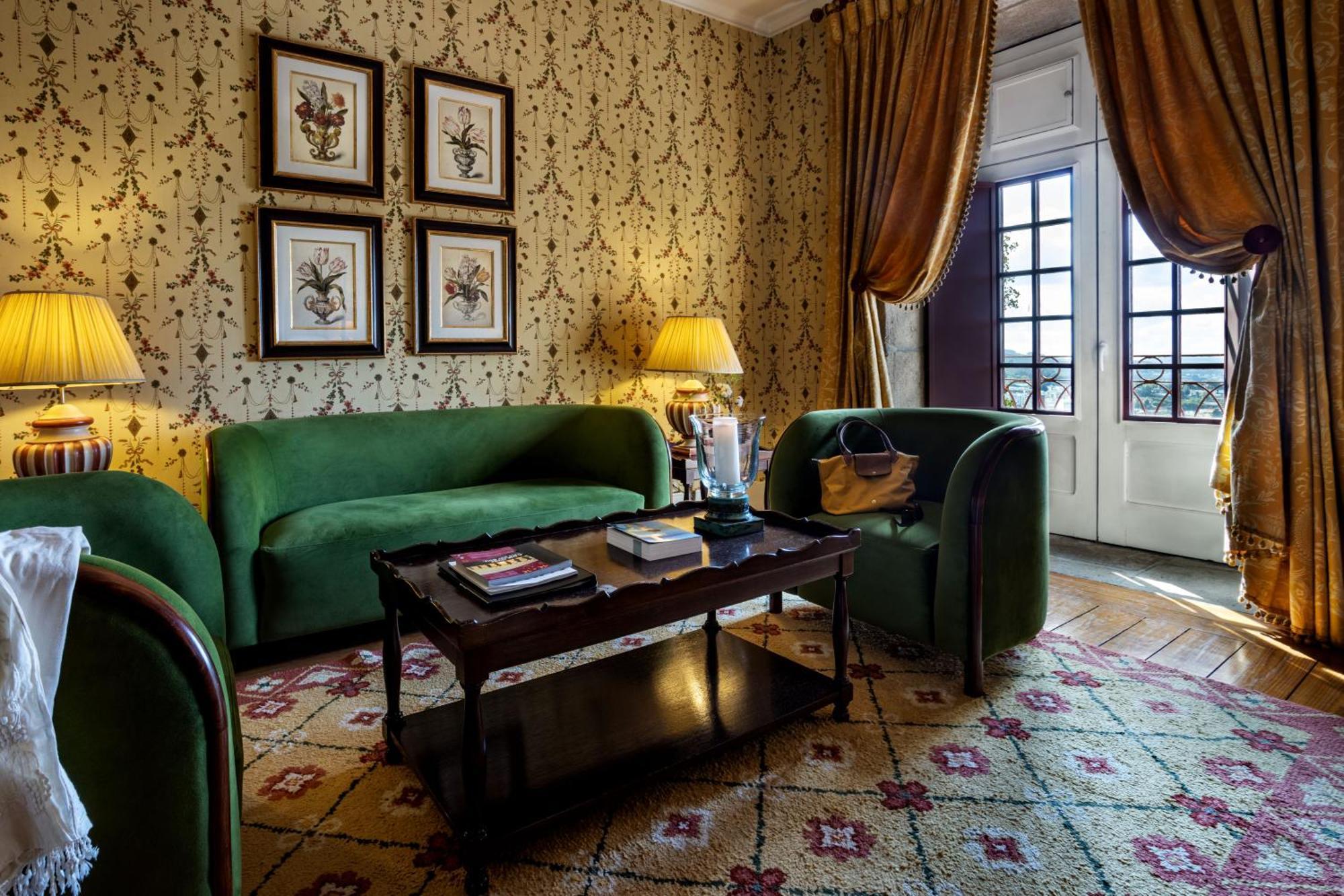 Pousada Mosteiro De Guimarães Esterno foto A suite at the Hotel de Crillon