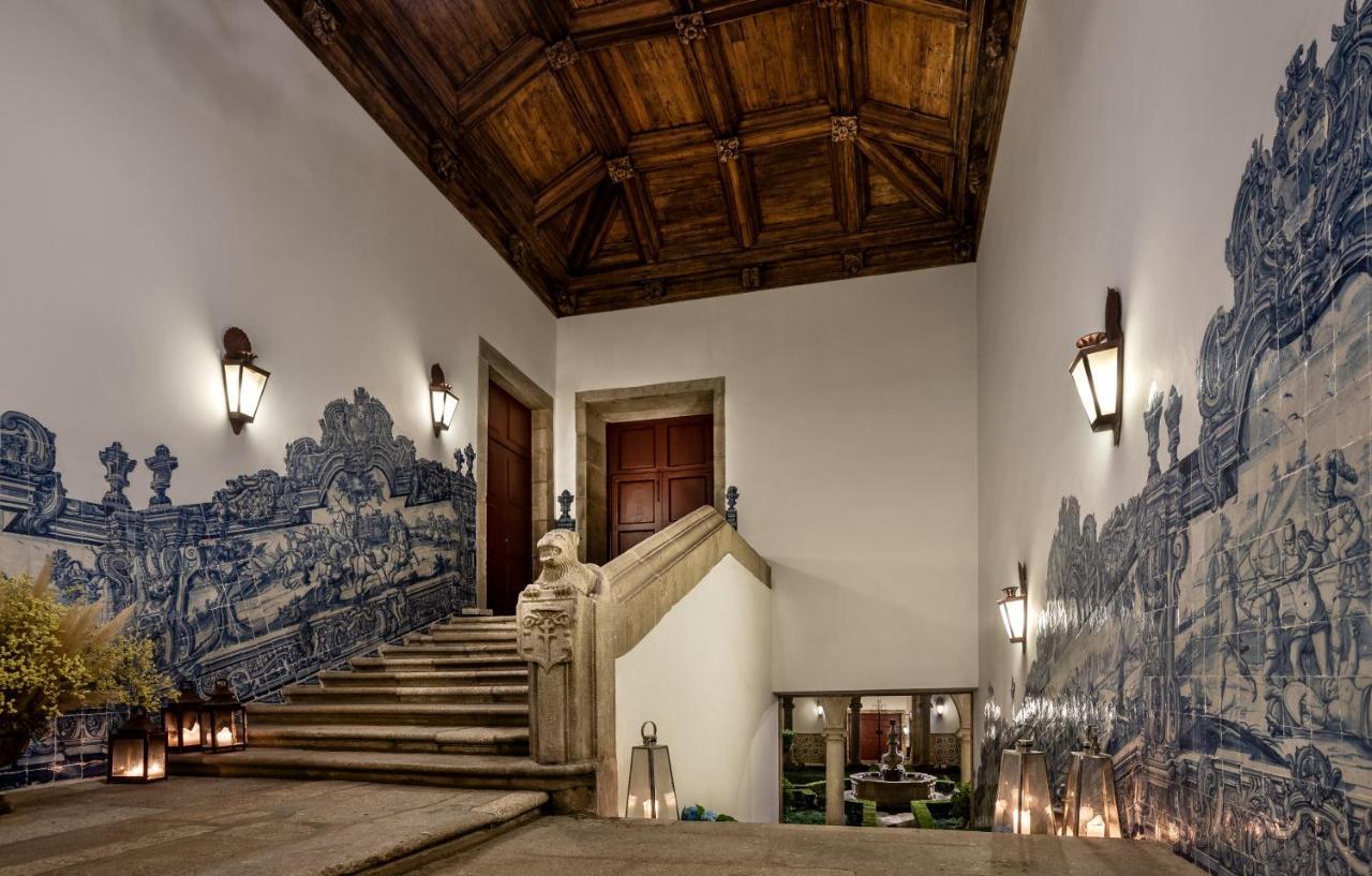 Pousada Mosteiro De Guimarães Esterno foto The entrance to the palace, with the azulejo panels
