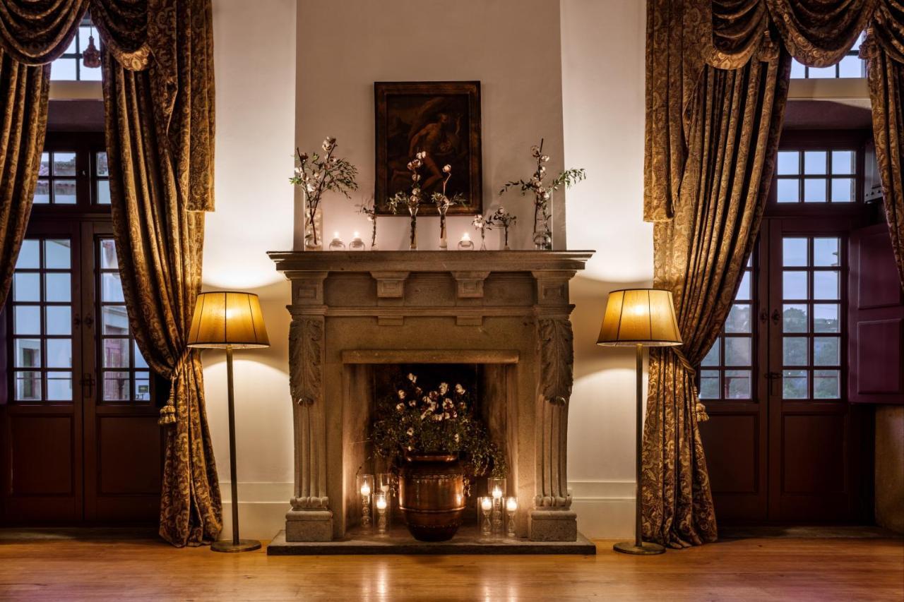 Pousada Mosteiro De Guimarães Esterno foto The fireplace in the ballroom