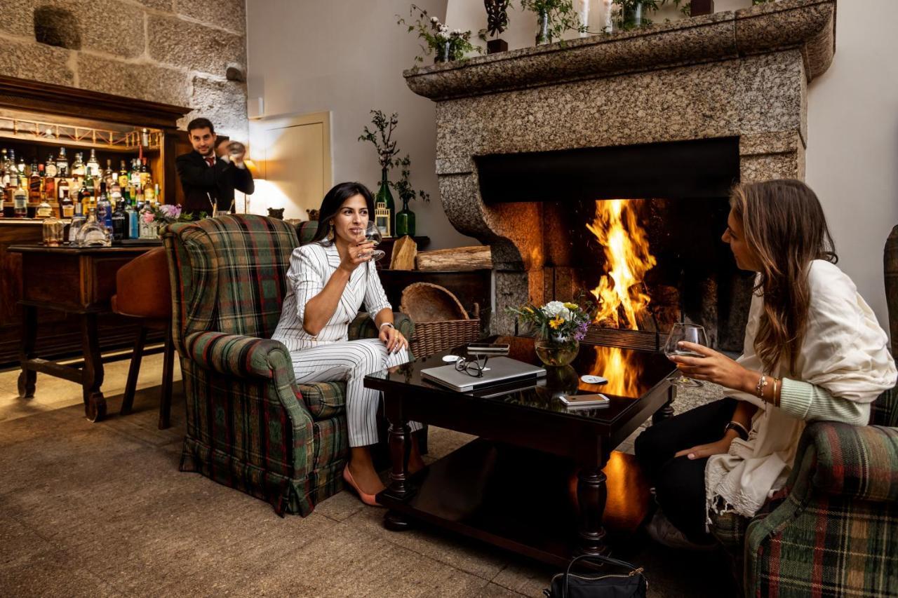 Pousada Mosteiro De Guimarães Esterno foto The fireplace in the bar